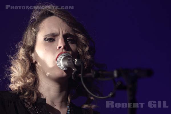 ANNA CALVI - 2014-02-15 - PARIS - Le Trianon - 